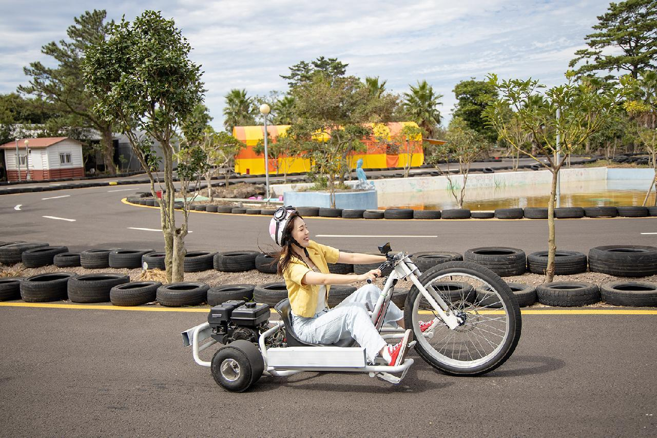 A visitor rides a tricycle at Vicheollin. (Vicheollin)