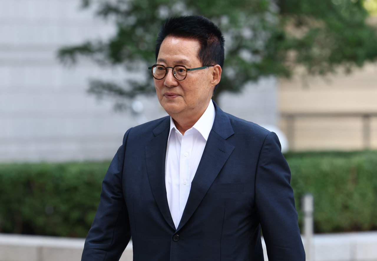 박지원 전 국정원장이 3일 오전 서초구 서울중앙지방법원에서 열린 서해 공무원 피격 사건 관련 속행 공판에 출석하고 있다.[연합]