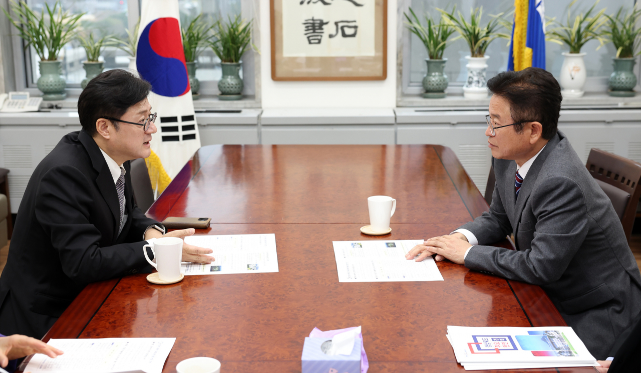 이철우 경북지사가 지난 22일 국회를 방문해 홍익표 민주당 원내대표를 만나 면담을 하고 있다.[경북도 제공]
