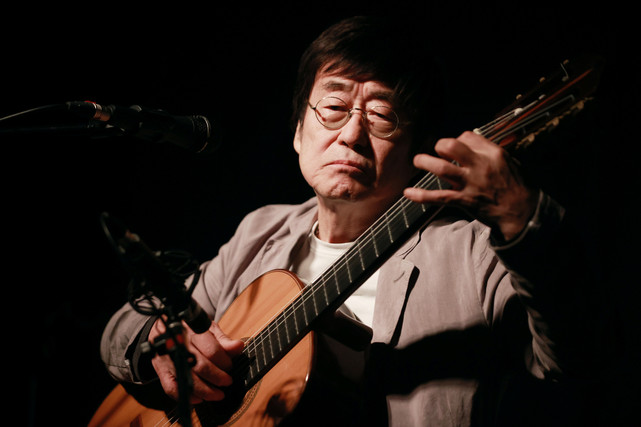 가수 김창완이 23일 오후 서울 마포구 벨로주 홍대에서 열린 독집앨범 '나는 지구인이다' 발매 기자간담회에서 연주를 선보이고 있다. [연합]