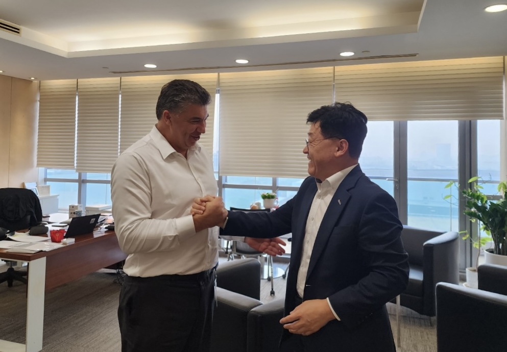 정만기(오른쪽) 한국무역협회 상근부회장이 23일(현지시간) 중국 상하이에서 카허 카젬 중국 제너럴모터스(GM) 상하이 자동차 부회장(전 한국 GM 사장)과 인사를 나누고 있다. [한국무역협회 제공]