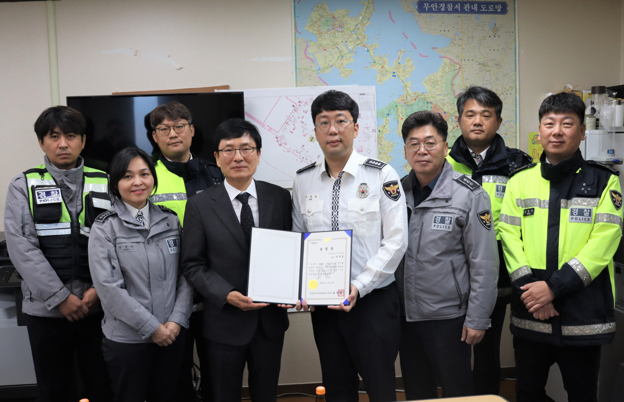 조만형전남자경위원장이 이달의 우수경찰 표창장을 수여했다