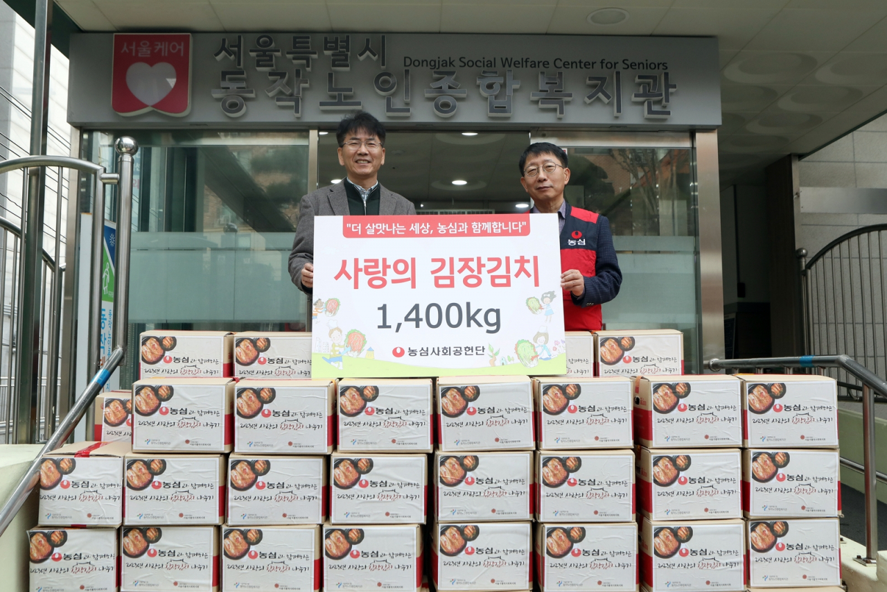 서상화(오른쪽) 농심 총무팀장과 김익환 동작노인종합복지관 관장이 사랑의 김장김치 전달식에서 기념촬영을 하고 있다. [농심 제공]