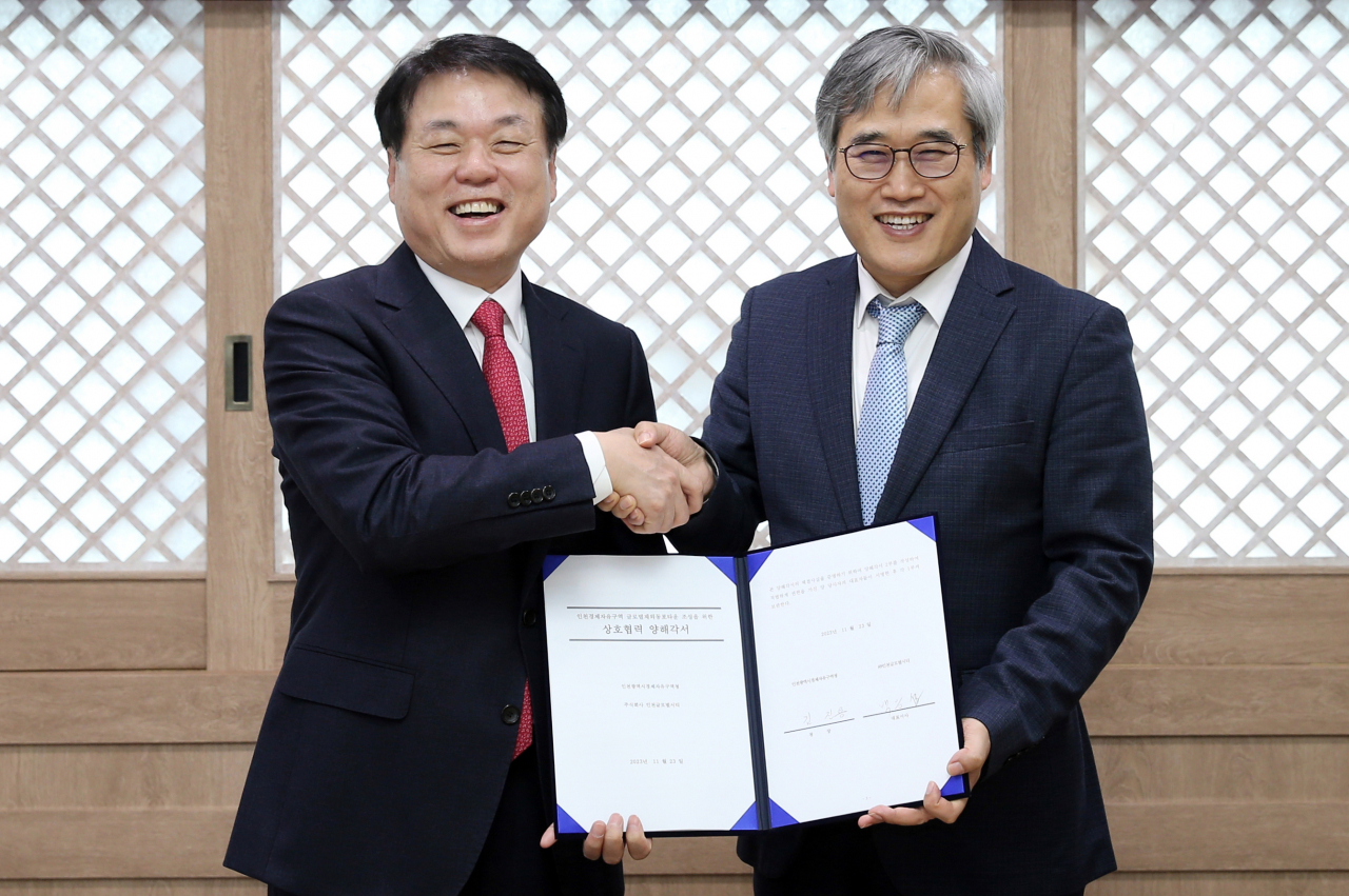인천글로벌시티 백응섭 대표이사〈왼쪽 부터〉와 김진용 인천경제자유구역청장은 지난 23일 인천경제자유구역 글로벌 재외동포 타운 조성을 위한 상호 협력 양해각서를 체결했다.