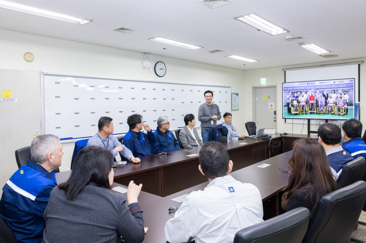 23일 인천 부평 본사에서 개최된 품질 현장 투어에 참석한 임직원들의 모습. [GM 한국사업장 제공]