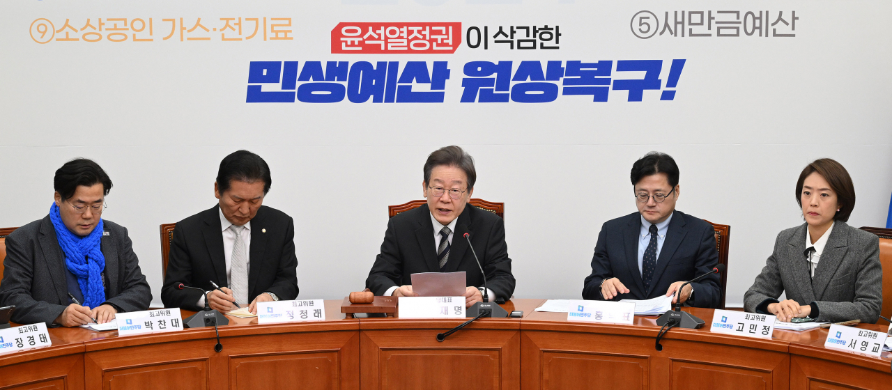 이재명(가운데) 더불어민주당 대표가 24일 서울 여의도 국회에서 열린 최고위원회의에 참석해 모두발언을 하고 있다. 임세준 기자