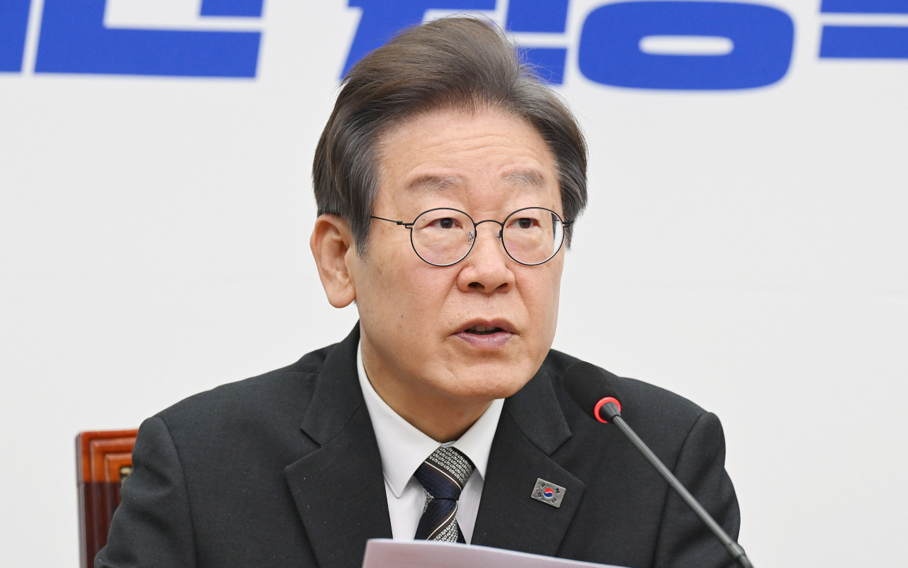 이재명 더불어민주당 대표가 24일 서울 여의도 국회에서 열린 최고위원회의에 참석해 모두발언을 하고 있다. 임세준 기자