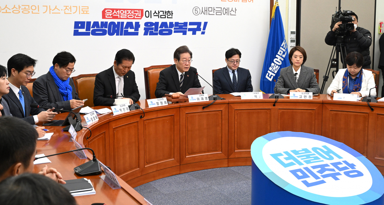 이재명(오른쪽 네번째) 더불어민주당 대표가 24일 서울 여의도 국회에서 열린 최고위원회의에 참석해 모두발언을 하고 있다. 임세준 기자