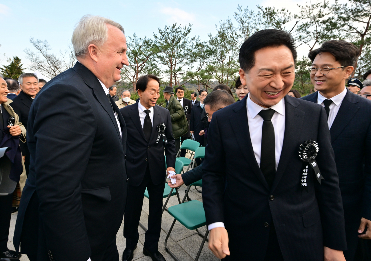 지난 22일 김영삼 전 대통령 서거 8주기 추모식이 서울 동작구 현충원에서 열린 가운데 김기현 국민의힘 대표(오른쪽)가 인요한 혁신위원장과 인사를 나눈 뒤 돌아서고 있다. [연합]