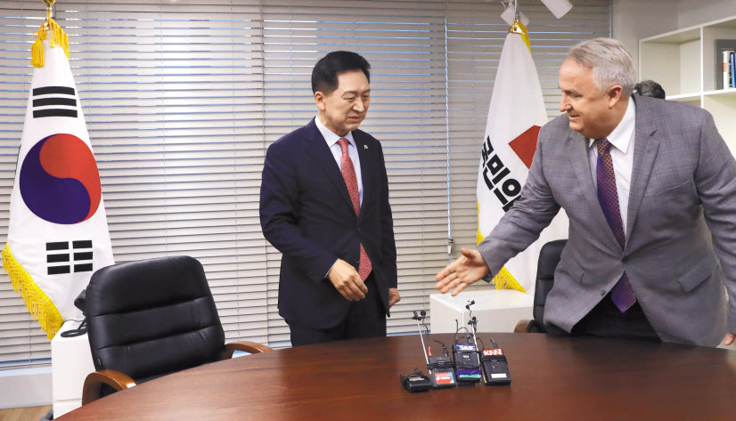 국민의힘 김기현 대표와 인요한 혁신위원장이 지난 17일 오전 서울 여의도 당사에서 면담 전 인사하고 있다. 혁신위는 지도부와 중진, 친윤 의원들에 대한 ‘희생’을 며칠내 당에 공식 요구하기로 해 당내 긴장감이 높아지고 있다. [연합]