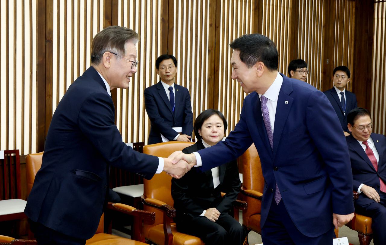 국민의힘 김기현 대표와 더불어민주당 이재명 대표가 10월 31일 국회 의장실에서 윤석열 대통령과의 사전환담에 앞서 인사하고 있다.[연합]