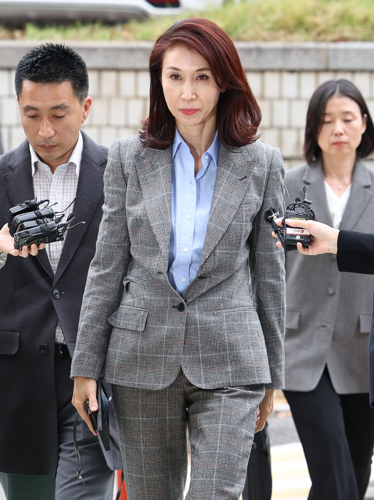 노소영 아트센터 나비 관장이 지난 9일 오후 서초구 서울고등법원에서 열린 SK 최태원 회장과의 이혼 소송 항소심 첫 변론준비기일에 출석하기 위해 법정으로 향하고 있다. 연합뉴스