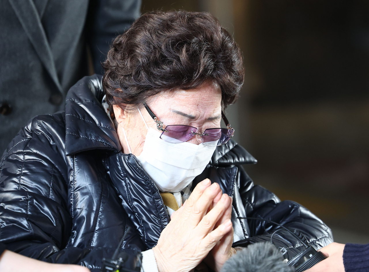 23일 오후 서울 서초구 서울고등법원에서 열린 일본군 '위안부' 피해자·유족의 일본 정부 상대 손해배상 청구 소송 2심 선고 기일에서 이용수 할머니가 법원의 1심 각하 취소 판결을 받은 뒤 기뻐하고 있다. [연합]스