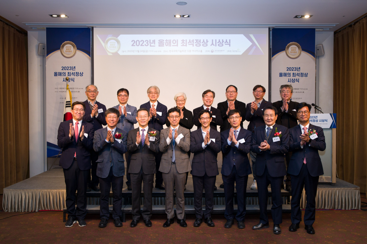 이종호 과학기술정보통신부 장관이 24일 오전 서울 강남구 한국과학기술회관에서 열린 '2023년 올해의 최석정상 시상식' 에 참석해 변재일 국회의원, 김영식 국회의원 및 수상자들과 기념촬영 하고 있다. 앞줄 왼쪽부터 홍순정 과학기술정보통신부 미래인재정책과장, 박종일 대한수학회장, 이종호 과학기술정보통신부 장관, 예종철 KAIST 김재철AI대학원 교수, 김상현 고등과학원 수학부 교수, 김종암 서울대학교 항공우주공학과 교수, 변재일 국회의원, 김영식 국회의원.[과기정통부 제공]