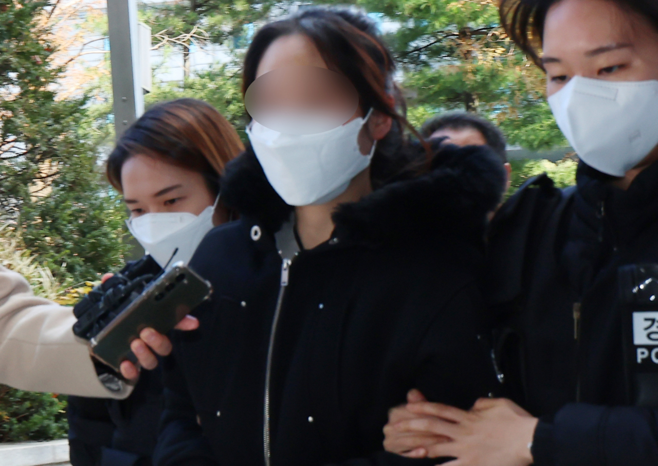 인천국제공항으로 향하던 여객기에서 비상문을 강제로 열려고 한 혐의를 받는 20대 여성 A 씨가 24일 오후 인천시 미추홀구 인천지방법원에서 열린 구속 전 피의자 심문(영장실질심사)에 출석하고 있다. [연합]