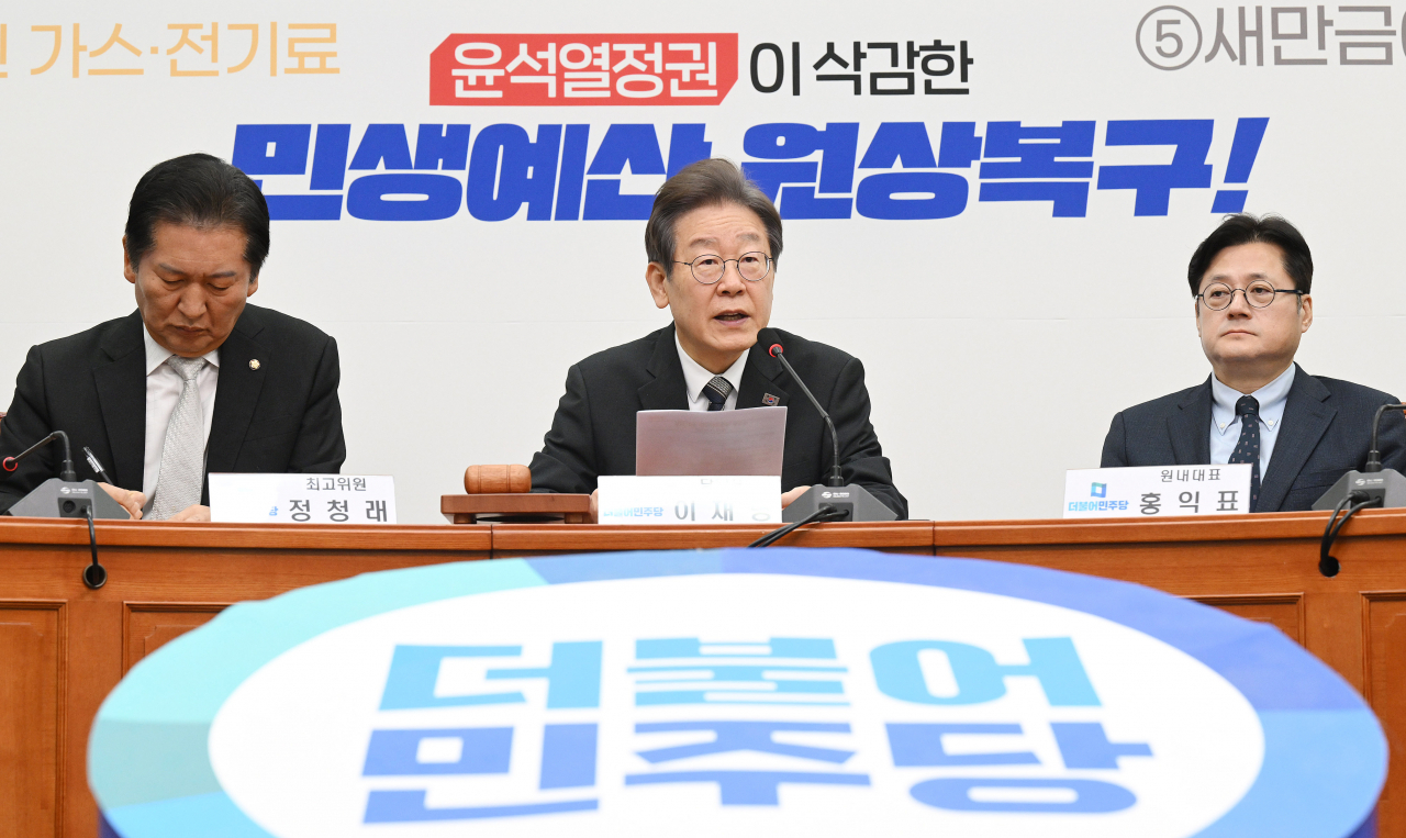 이재명(가운데) 더불어민주당 대표가 24일 서울 여의도 국회에서 열린 최고위원회의에 참석해 모두발언을 하고 있다. 임세준 기자