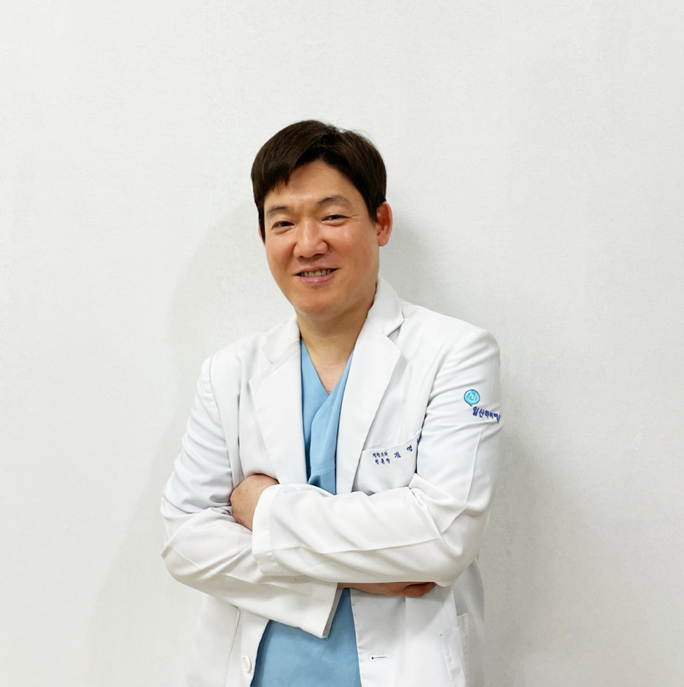 김영호 일산하이병원 병원장(정형외과 전문의)은 "오십견과 회전근개파열 모두 초기 치료 시 증상이 빠르게 완화되는 경우가 많은데 반대로 질환을 방치하거나 치료를 하지 않는다면 더 악화될 수 있으니 주의가 필요하다"고 조언한다.