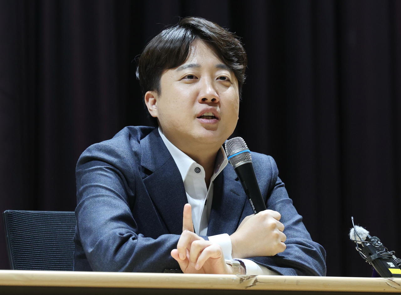 국민의힘 이준석 전 대표가 22일 오후 서울 성북구 고려대 4.18기념관에서 강연하고 있다. [연합]