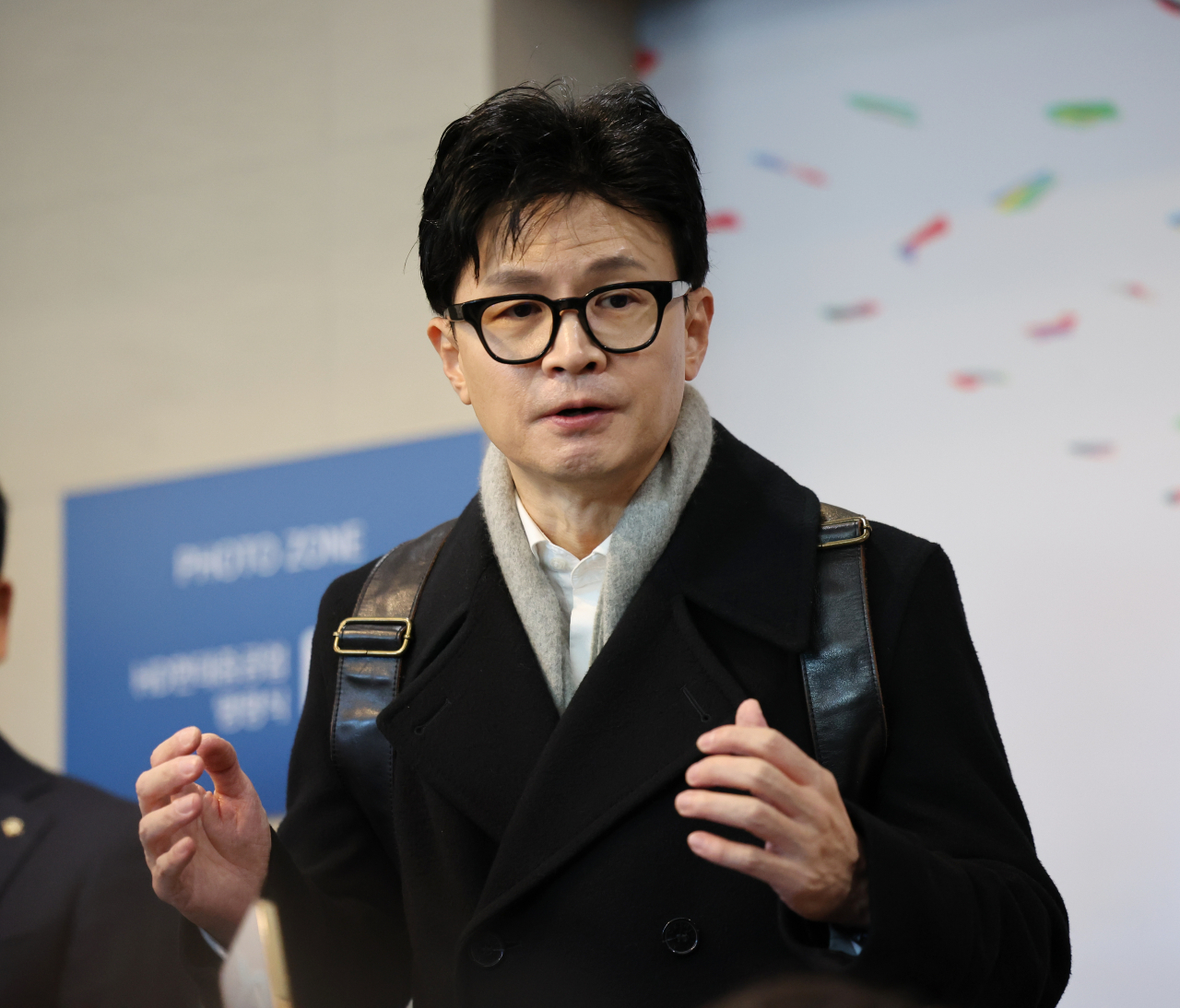 한동훈 법무부 장관이 24일 오전 울산시 동구 HD현대중공업을 방문해 취재진 질문에 답하고 있다. [연합]