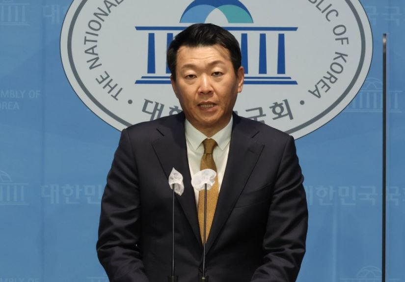 논평 발표하는 윤희석 대변인. [연합]