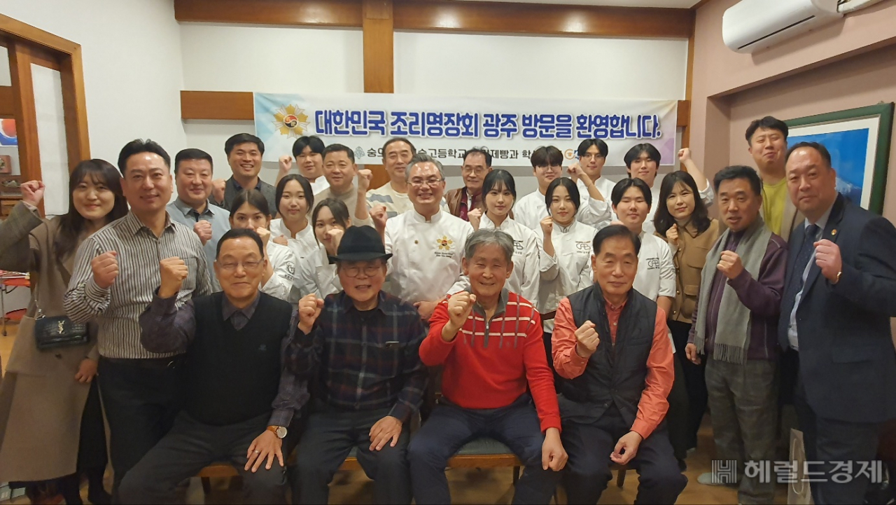 대한민국을 대표하는 조리명장들이 ‘맛의 고장’ 광주를 처음으로 찾았다. 이날 동강대, 숭의과학기술고 등 미래의 쉐프들이 대선배들과 함께했다. 서인주 기자