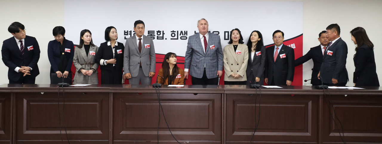 인요한 위원장을 비롯한 국민의힘 혁신위원들이 27일 서울 여의도 중앙당사에서 열린 혁신위원회 첫 회의에서 기념사진 촬영을 준비하고 있다. [연합]