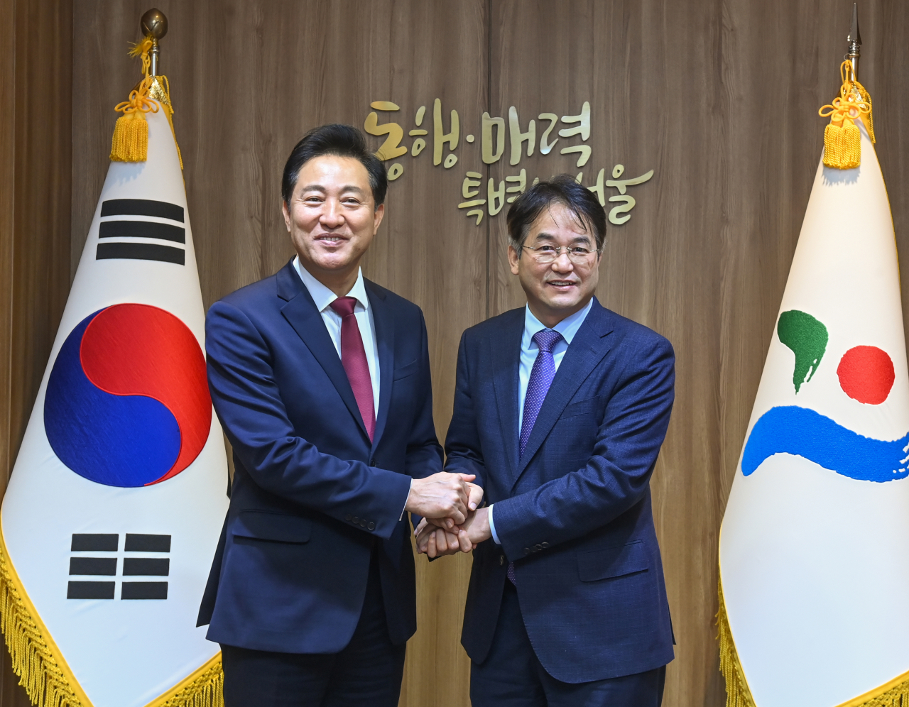 오세훈 서울시장, 이동환 고양시장이 21일 오전 서울시청에서 열린 조찬 겸 회동에서 만나 악수하고 있다.[연합]