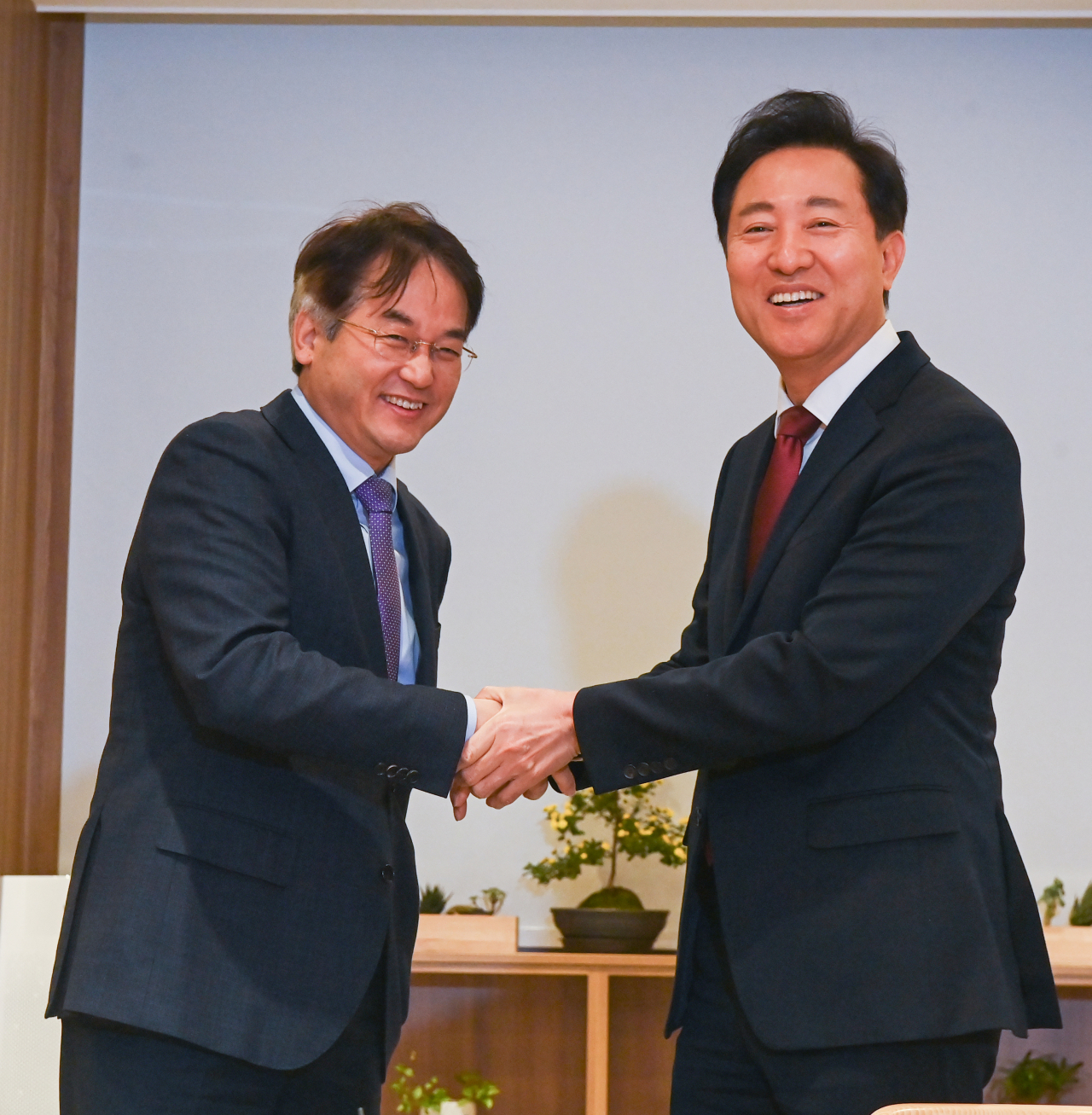 오세훈 서울시장, 이동환 고양시장이 21일 오전 서울시청에서 열린 조찬 겸 회동에서 만나 악수하고 있다.[연합]