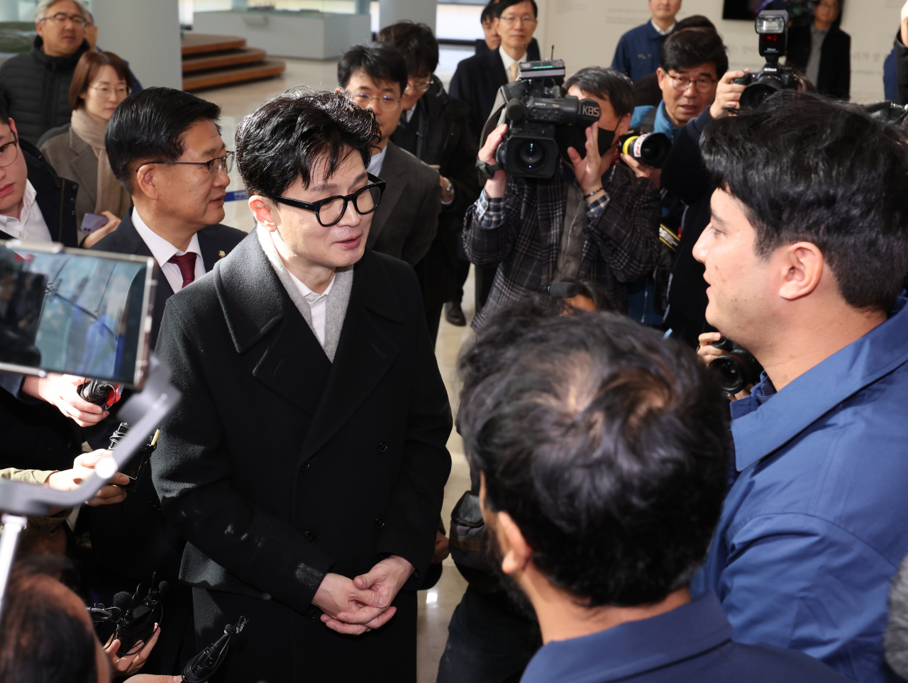 한동훈 법무부 장관이 지난 24일 오전 울산시 동구 HD현대중공업을 방문해 외국인 노동자들과 대화하고 있다. [연합]