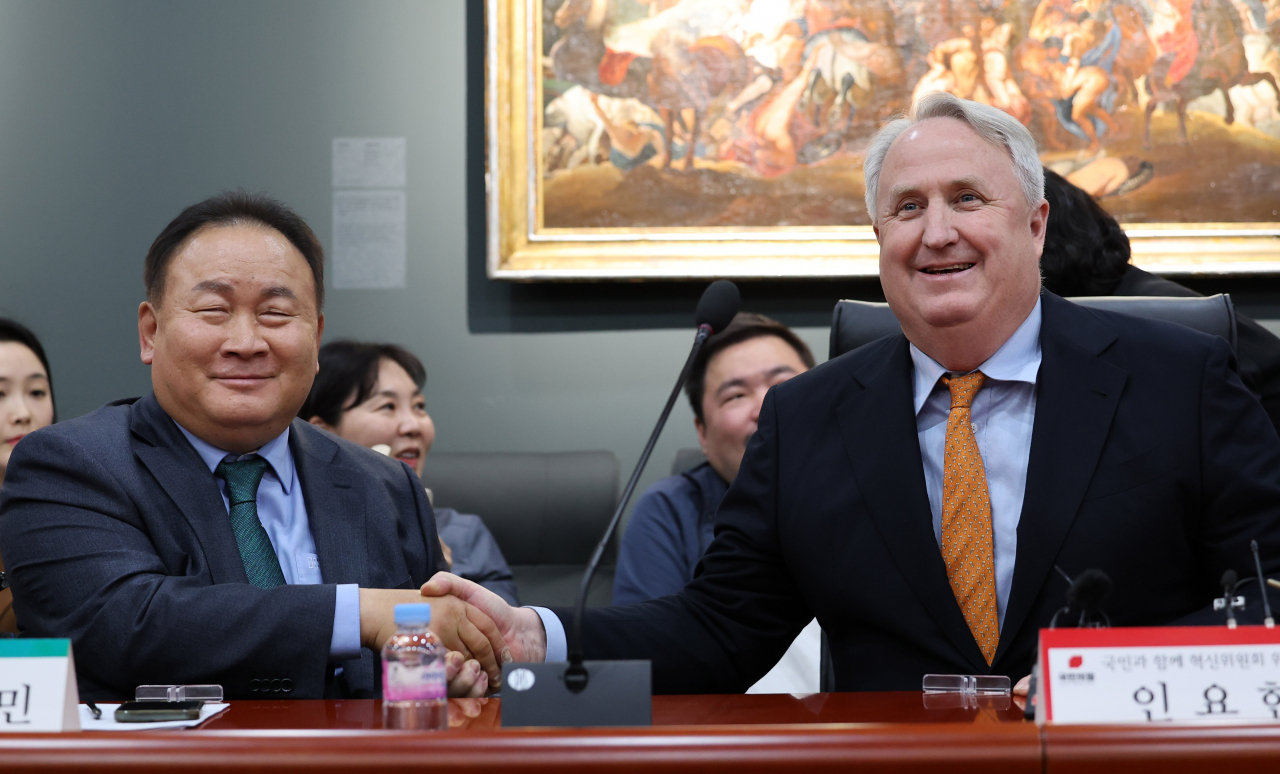 인요한 국민의힘 혁신위원장과 이상민 더불어민주당 의원이 21일 오후 대전 한국과학기술원(KAIST)에서 만나 인사하고 있다. 이 의원은 이날 국민의힘 혁신위 강연자로 나섰다. [연합]