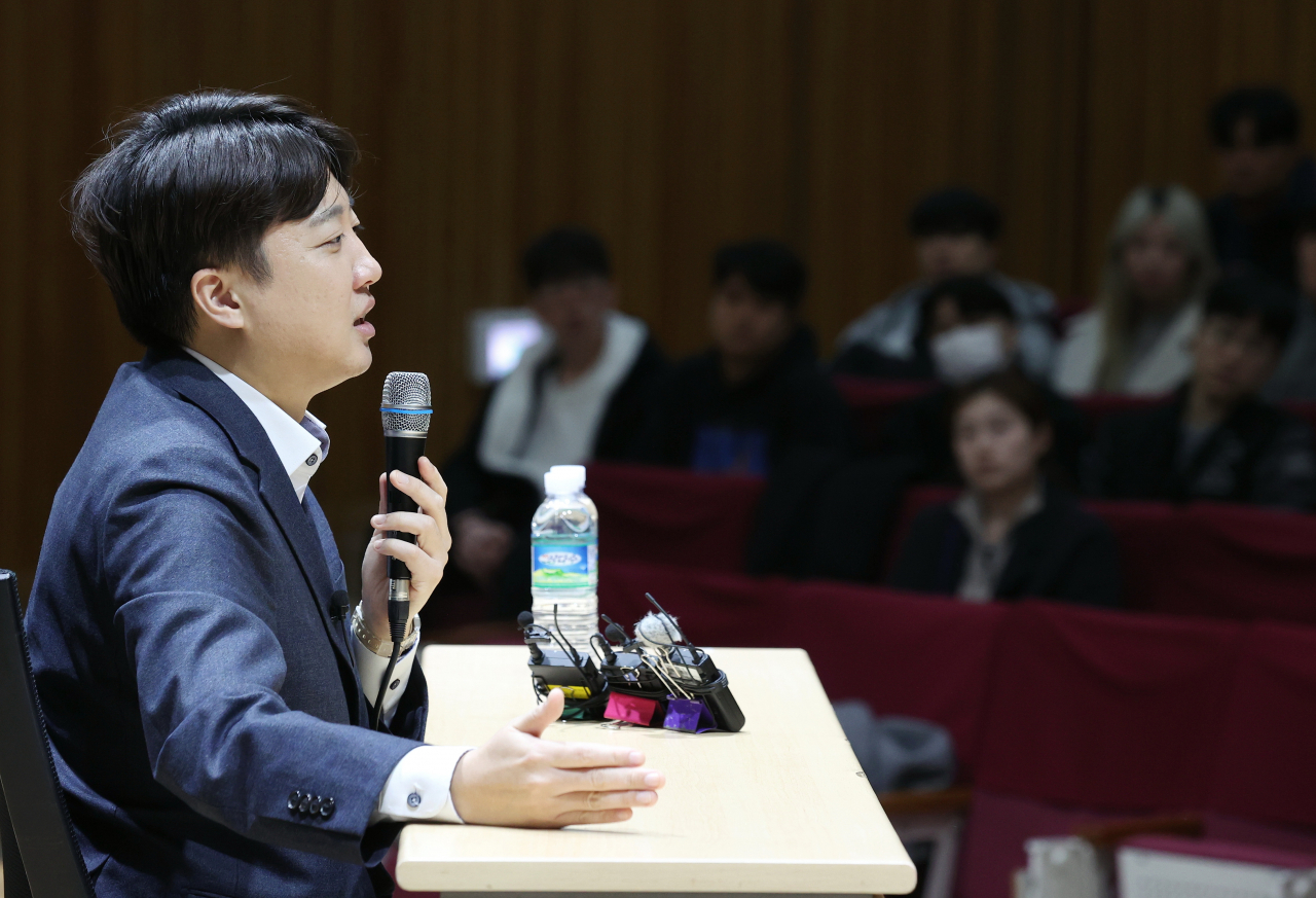 이준석 전 국민의힘 대표가 지난 22일 오후 서울 성북구 고려대 4.18기념관에서 강연하고 있다. [연합]