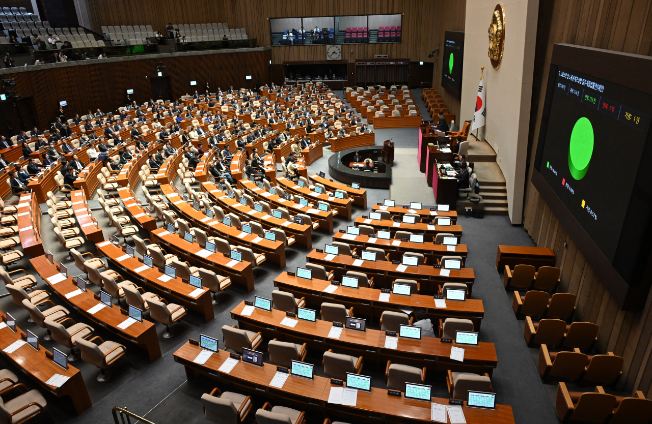 지난 9일 오후 서울 여의도 국회에서 본회의가 열린 가운데 '노란봉투법'(노동조합 및 노동관계법 개정안)안이 야당 단독으로 통과되고 있다. 이날 필리버스터를 예고한 국민의힘 의원은 필리버스터를 포기하고 퇴장했다. 이상섭 기자