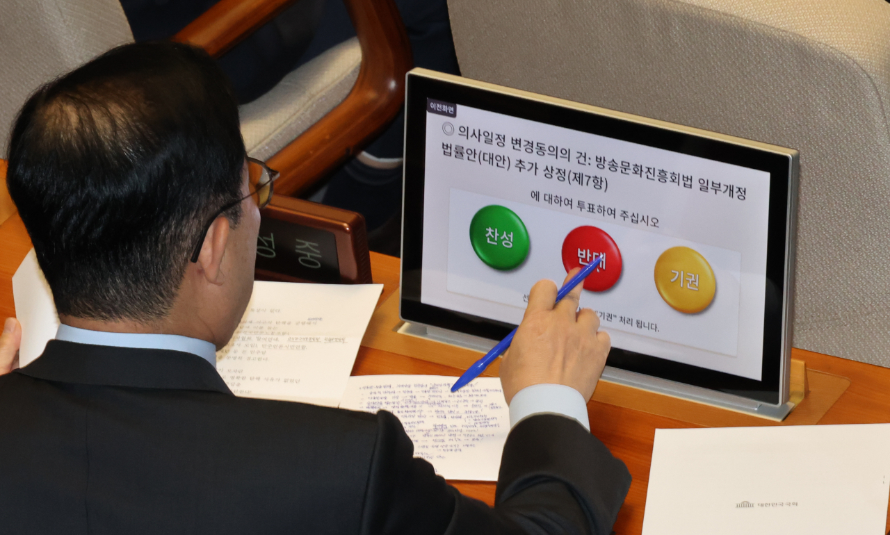 9일 국회 본회의에서 국민의힘 박성중 의원이 방송3법 상정안을 반대하고 있다. 노란봉투법과 방송3법은 이날 야당 단독으로 통과됐다. [연합]