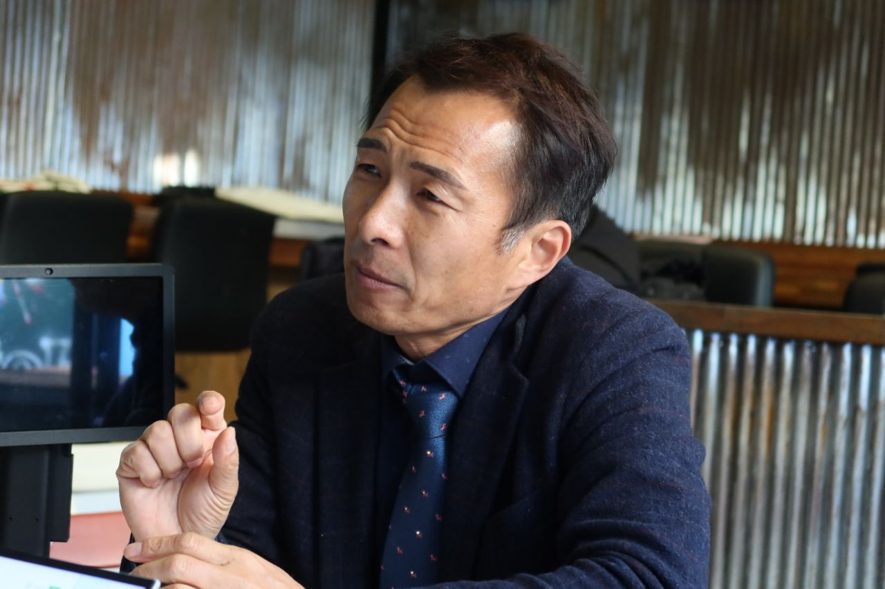 송기호 더불어민주당 서울 송파을 지역위원장이 지난 17일 송파구 잠실동 새마을전통시장 내 한 상점에서 헤럴드경제와 인터뷰하고 있다. [송기호 위원장 제공]