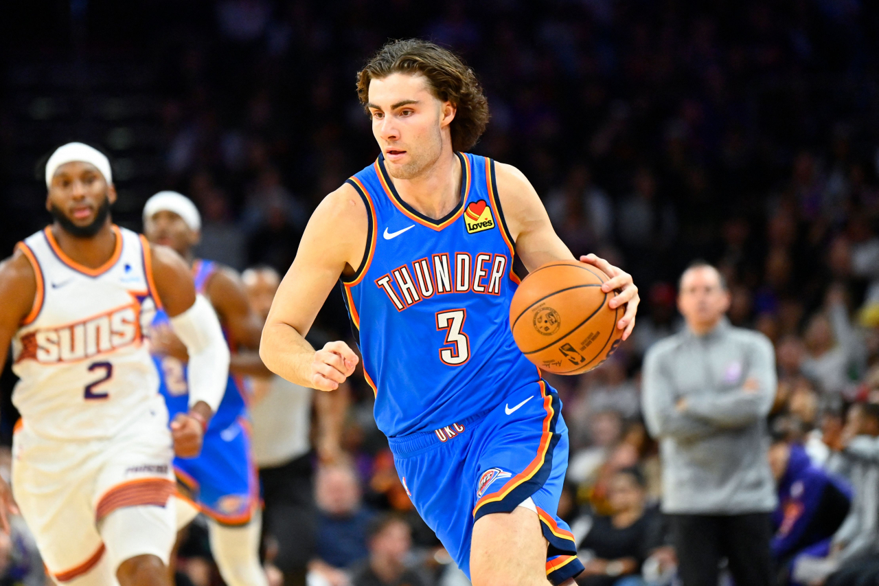 PHOENIX, ARIZONA - NOVEMBER 12: Josh Giddey #3 of the Oklahoma City Thunder controls the ball against the Phoenix Suns during the first half at Footprint Center on November 12, 2023 in Phoenix, Arizona. NOTE TO USER: User expressly acknowledges and agrees that, by downloading and or using this photograph, User is consenting to the terms and conditions of the Getty Images License Agreement. Kelsey Grant/Getty Images/AFP (Photo by Kelsey Grant / GETTY IMAGES NORTH AMERICA / Getty Images via AFP)