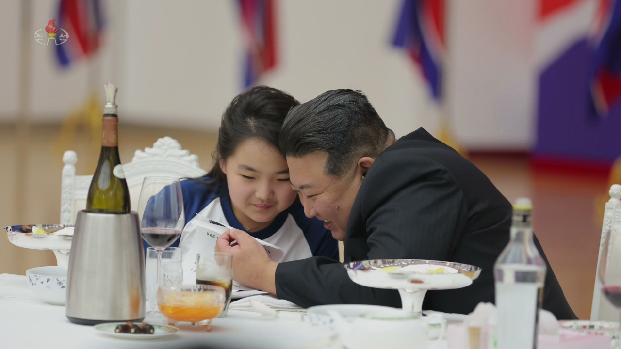 북한이 정찰위성 발사 성공을 경축하여 지난 23일 목란관에서 북한 정부의 명의로 마련한 연회가 진행됐다고 조선중앙TV가 24일 보도했다. [조선중앙TV 화면] [국내에서만 사용가능. 재배포 금지. For Use Only in the Republic of Korea. No Redistribution] [연합]