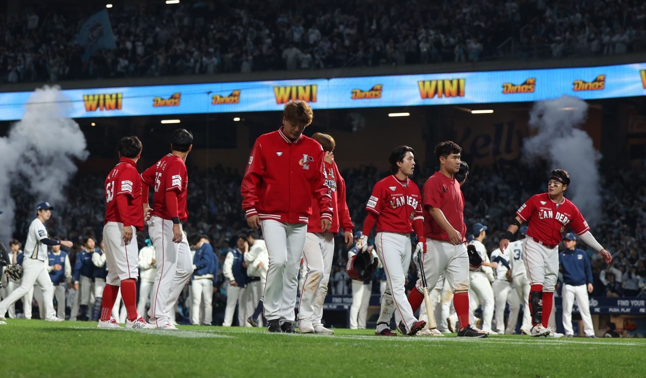 2023 신한은행 SOL KBO리그 준플레이오프(준PO) 3차전 SSG 랜더스와 NC 다이노스의 경기. NC에 7대 6으로 패한 SSG 선수단이 인사하고 있다. [연합]