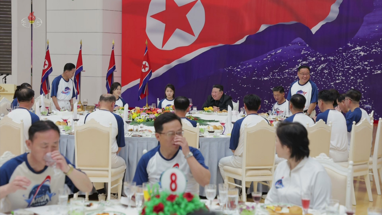 북한이 정찰위성 발사 성공을 경축하여 지난 23일 목란관에서 북한 정부의 명의로 마련한 연회가 진행됐다고 조선중앙TV가 24일 보도했다. [조선중앙TV 화면] [국내에서만 사용가능. 재배포 금지. For Use Only in the Republic of Korea. No Redistribution] [연합]