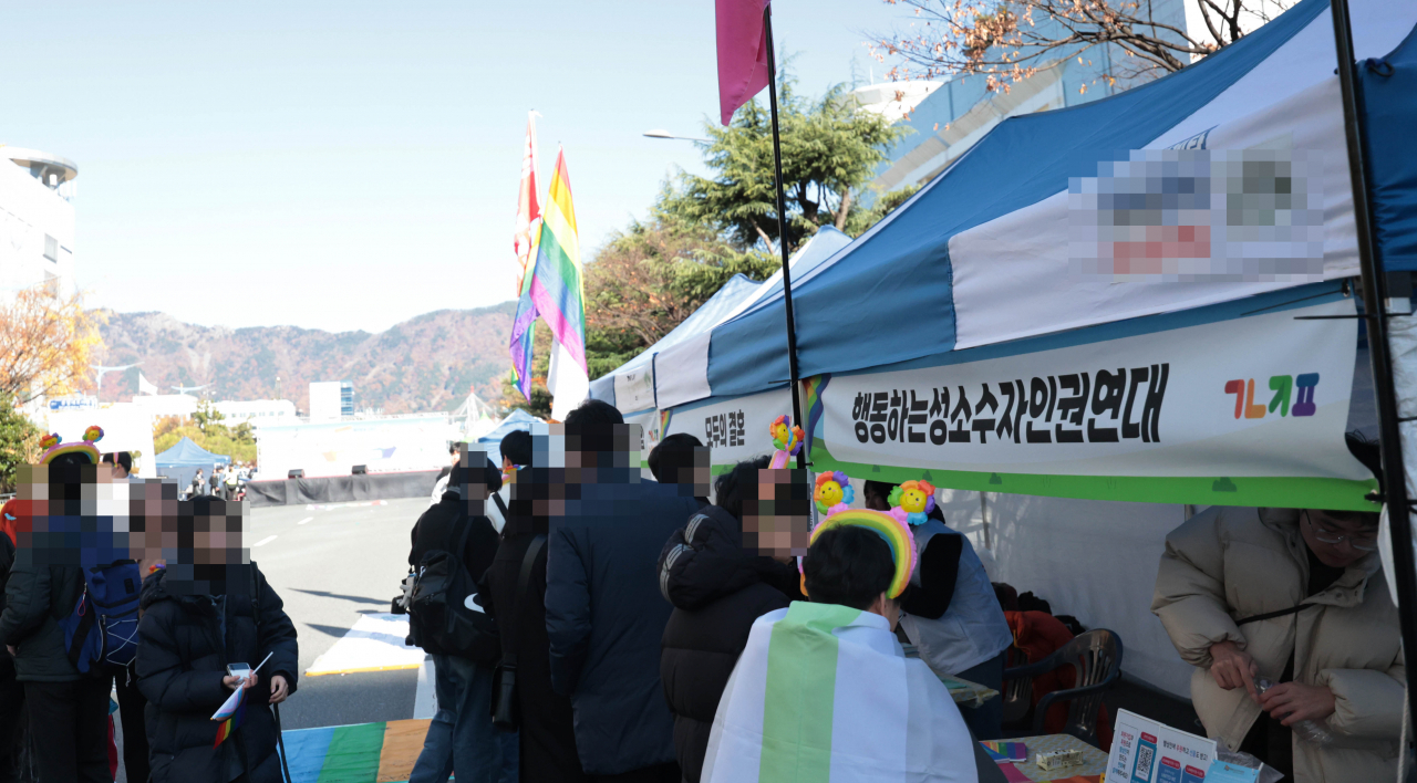 25일 경남 창원시 성산구 롯데마트맥스 옆 중앙대로에서 열린 제3회 경남퀴어문화축제에서 참가자들이 행사장에 마련된 부스를 구경하고 있다. [연합]
