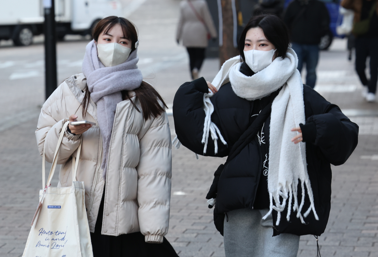 전국에 영하의 강추위가 다가온 24일 오전 서울 중구 명동 인근에서 외국인 관광객들이 이동하고 있다. [연합]