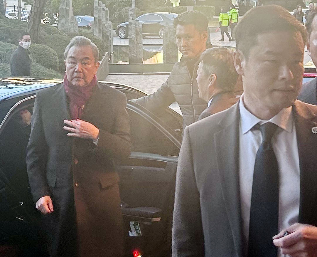 왕이 중국 공산당 중앙정치국 위원 겸 외교부장이 25일 오후 부산 파라다이스 호텔에 도착해 차량에서 내리고 있다. 왕 부장은 오는 26일 열리는 한중일 외교장관회의에 참석하기 위해 2년여 만에 방한했다. [연합뉴스]