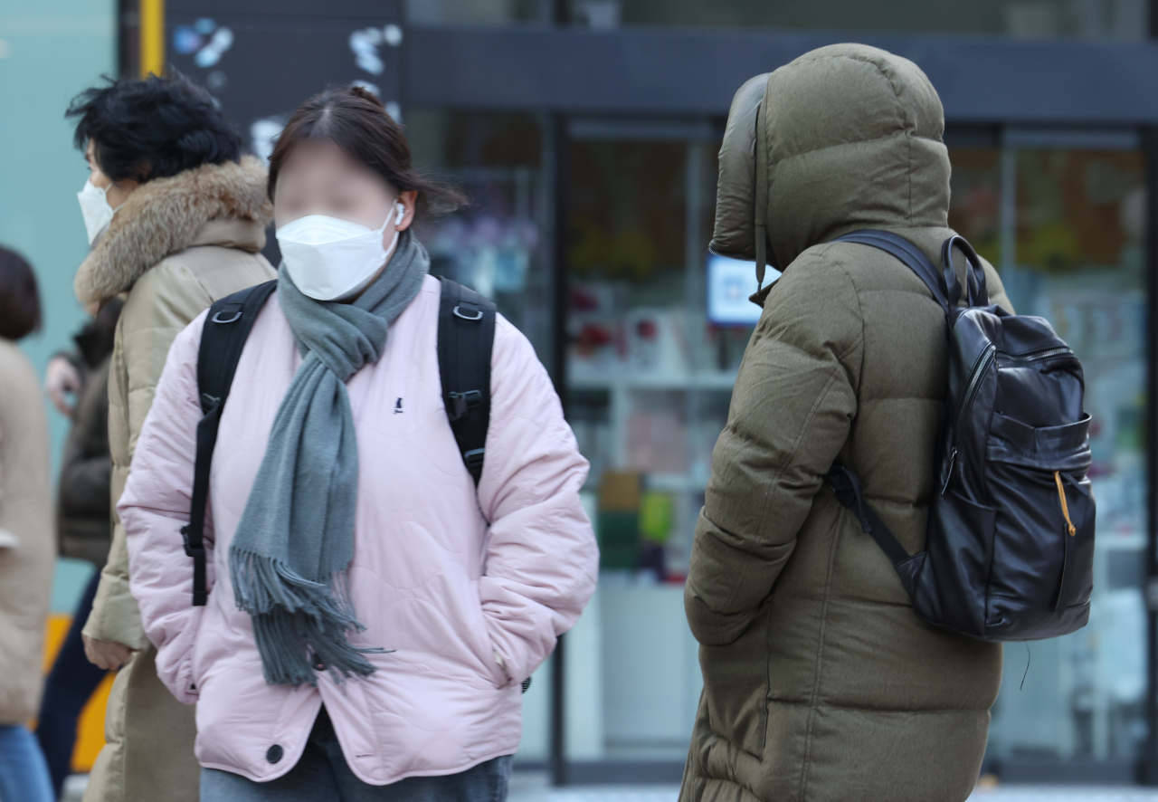 전국에 영하의 강추위가 다가온 24일 오전 서울 중구 명동 인근에서 시민들이 이동하고 있다.[연합]