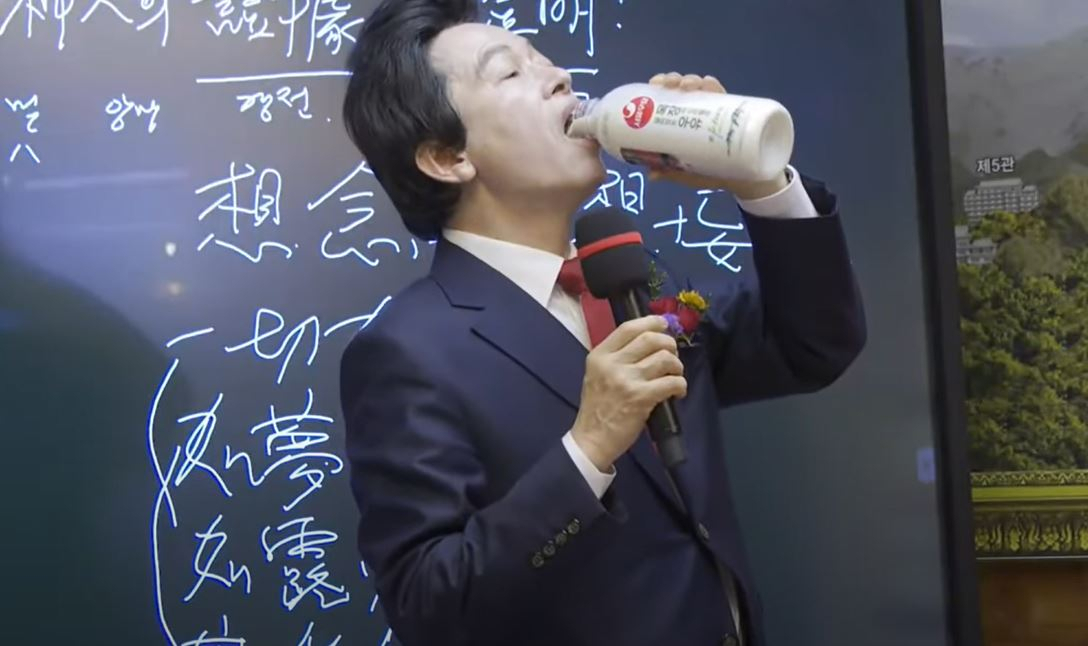 허경영 국가혁명당 명예대표가 '불로유'를 마시는 모습. [허경영 공식 유튜브]