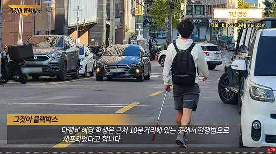 서울 도심 한복판에서 배달 일을 하던 라이더를 향해 골프채를 휘두른 뒤 현장을 떠나는 남학생은 10여분 뒤 현행범으로 체포됐다. [유튜브 채널 영상 캡처]