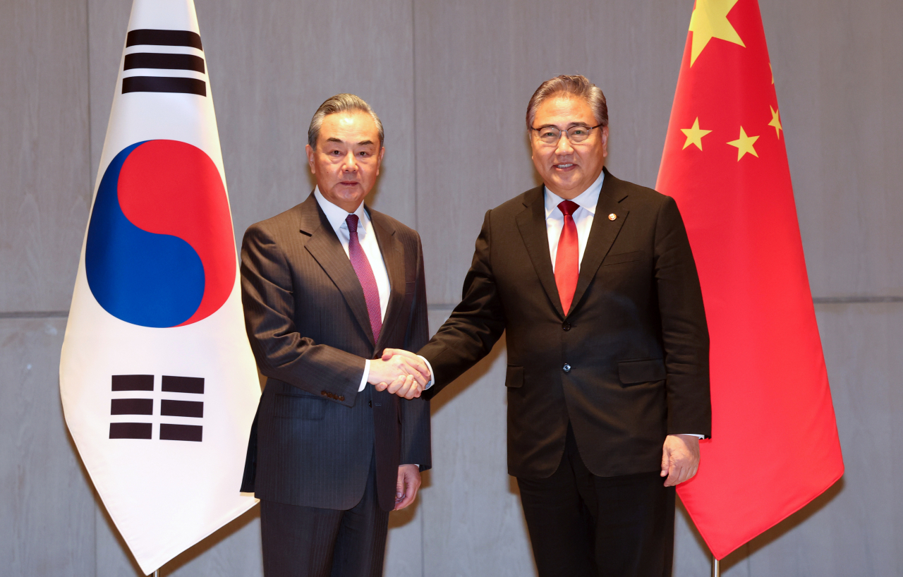 26일 오전 부산 해운대구 시그니엘 부산에서 열린 한중 외교장관 양자회담에서 박진 외교부장관이 왕이 중국 공산당 중앙정치국 위원 겸 외교부장과 악수하고 있다. [연합]