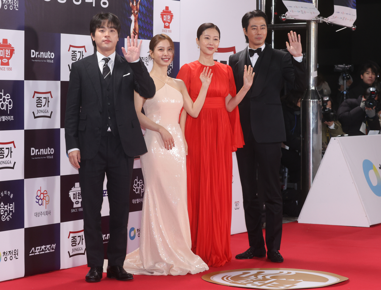 From left: "Smugglers" actors Park Jeong-min, Go Min-si, Yum Jung-ah and Zo In-sung pose for a photo in front of KBS Hall in Yeouido, Seoul, Friday. (Yonhap)