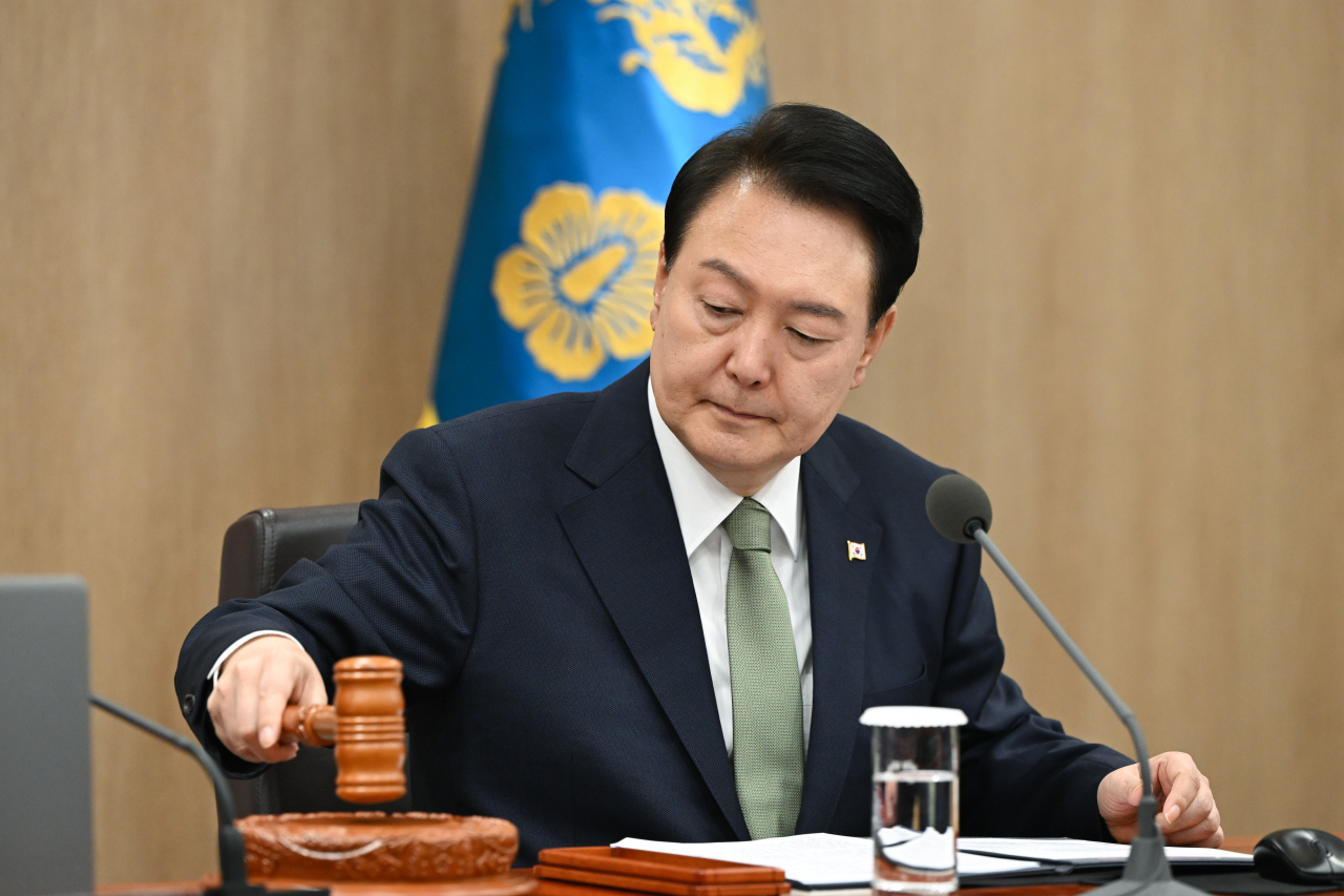 윤석열 대통령이 지난달 30일 서울 용산 대통령실 청사에서 열린 국무회의에서 개회를 선언하고 있다.[연합]