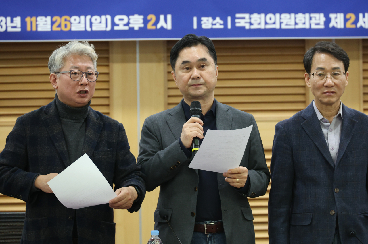 더불어민주당 조응천(왼쪽부터), 김종민, 이원욱 의원이 26일 국회에서 연 '원칙과 상식, 전문가에게 듣는다' 세미나 시작 전 선거제 관련 성명을 발표하고 있다. [연합]