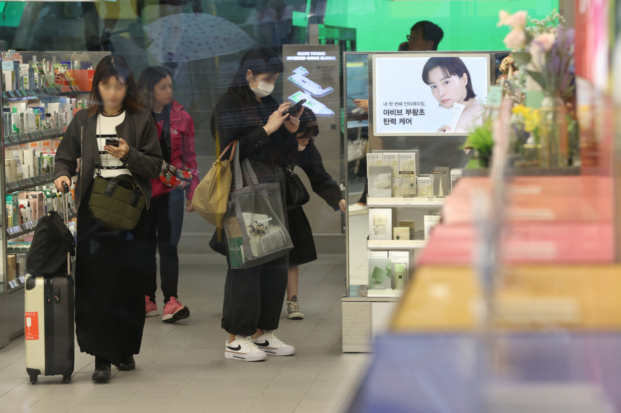 The Myeongdong shopping district in central Seoul on Nov. 6. (Yonhap)