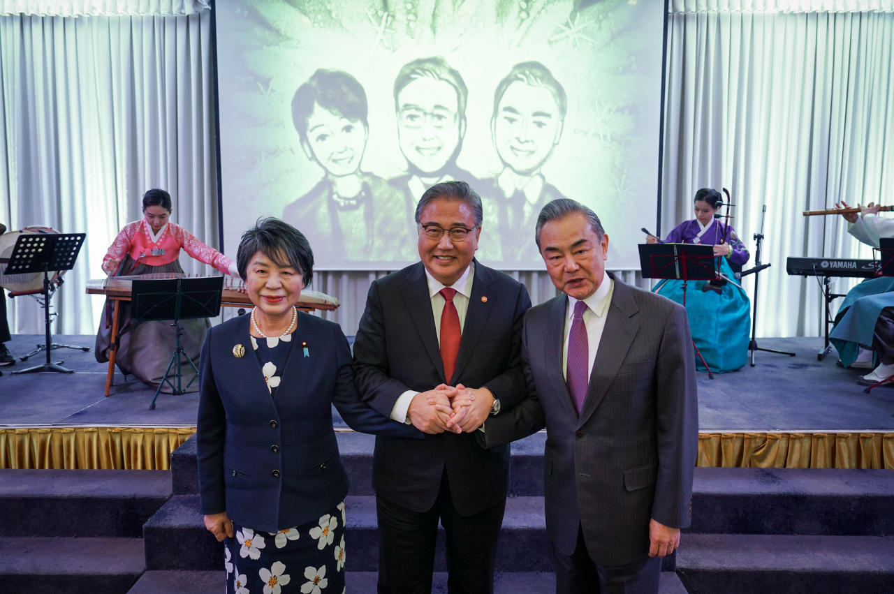 박진 외교장관은 26일 부산 해운대에서 열린 제10차 한중일 외교장관 회의에 앞서 왕이(王毅) 중국 중앙정치국 위원 겸 외사판공실 주임, 가미카와 요코(上川陽子) 일본 외무대신,오찬을 주최했다. [외교부 제공]